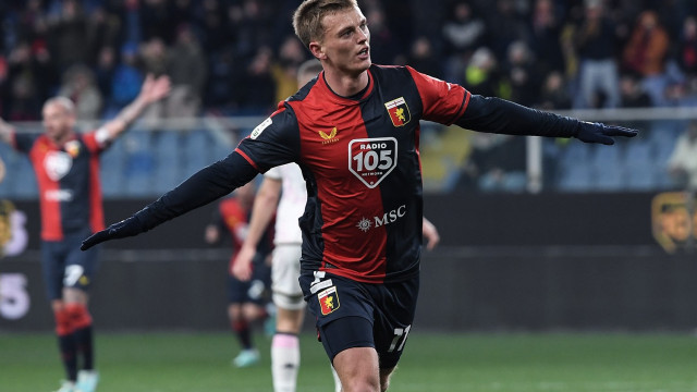 Db Genova 10/02/2023 - campionato di calcio serie B / Genoa-Palermo / foto Daniele Buffa/Image Sport
nella foto: esultanza gol Albert Gudmundsson Adailton